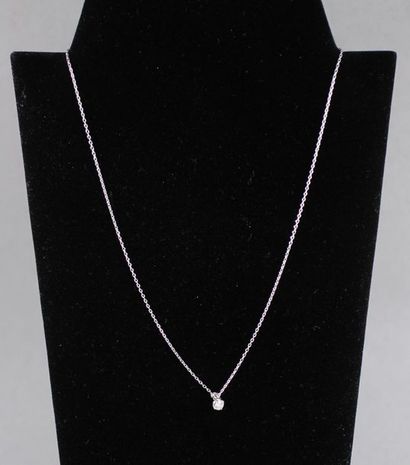 Chaine de cou en or gris 18k avec un pendentif...
