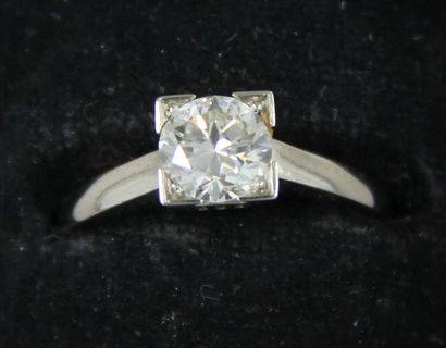 Bague solitaire en or gris 14k sertie d'un...