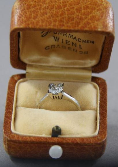 Bague solitaire en or gris 14k sertie d'un...
