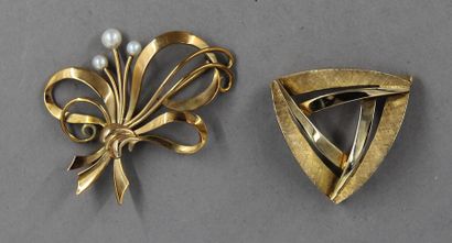 Deux broches en or jaune 14k et une avec...