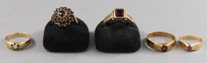 Quatre bagues en or jaune 14k serties de...