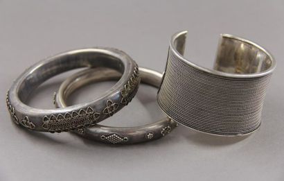 Deux bracelet rigides orné d'un décor géométrique...