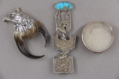 Deux broches ont une ornée d'une pierre dure,...
