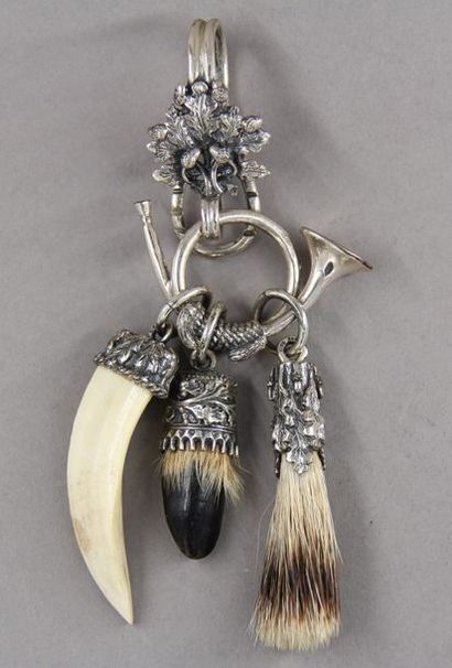 Broche de chasseur ornée de trois pendentifs...