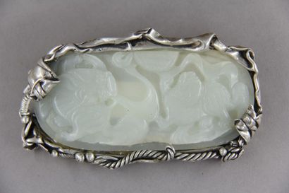Broche ovale à monture en métal argenté ornée...