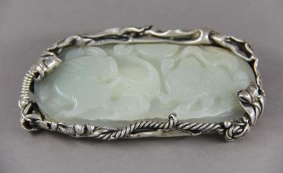 Broche ovale à monture en métal argenté ornée...