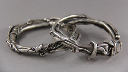 Deux bracelets rigides entrelacés en métal...
