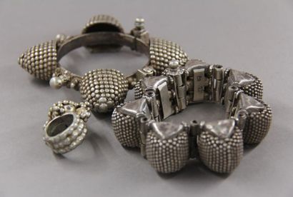 Deux bracelets et une bague en métal à décor...