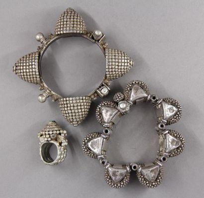 Deux bracelets et une bague en métal à décor...