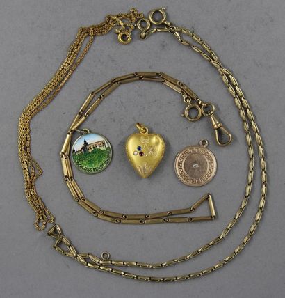 Lot en or jaune 14k :
- trois chaines, pds...