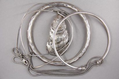 Quatre colliers rigides, une chaine de cou...