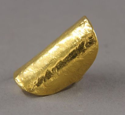 Bague en or jaune 18k formée d'une pièce...