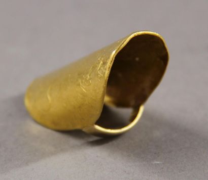 Bague en or jaune 18k formée d'une pièce...