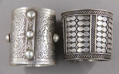 Deux bracelets manchettes dont l'un articulé...