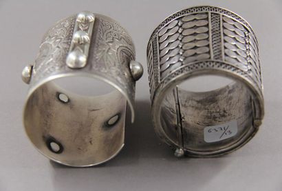 Deux bracelets manchettes dont l'un articulé...