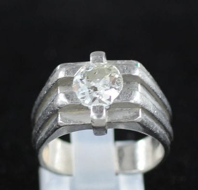 Bague dôme en platine ornée en serti-clos...