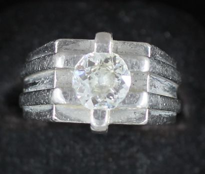 Bague dôme en platine ornée en serti-clos...
