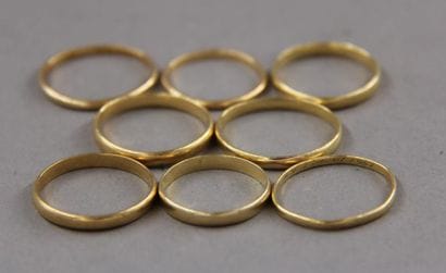 Huit alliances en or jaune 18k, pds : 1,8-2,9-2,1-1,7-2,1-2,3-1,2-1,4...