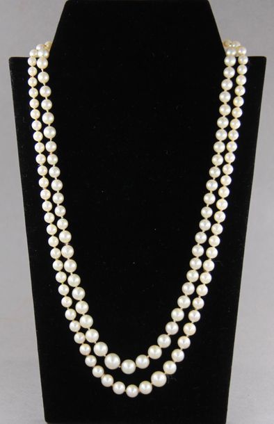 Trois colliers de perles de culture en c...