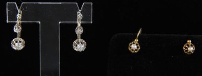 Deux paires de dormeuses en or 18k orné de...