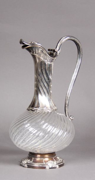 Aiguière sur piédouche en verre torsadée...