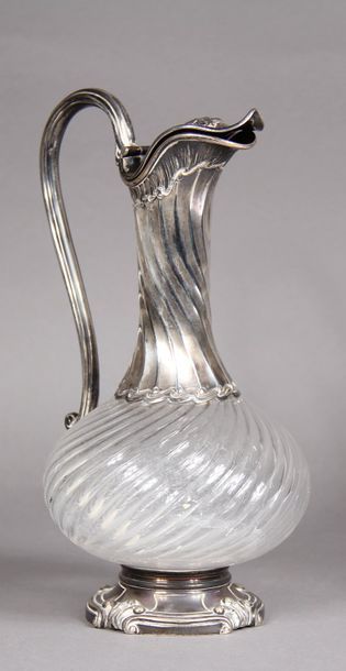 Aiguière sur piédouche en verre torsadée...