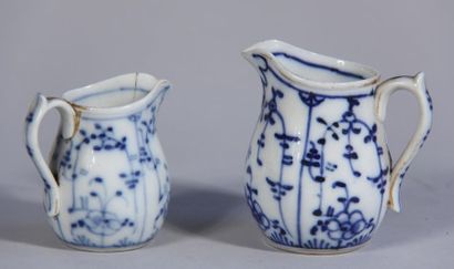 *Deux pots à lait en porcelaine à décor blanc-bleu,...