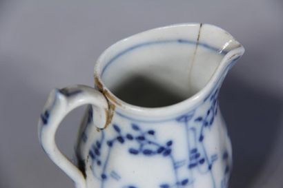 *Deux pots à lait en porcelaine à décor blanc-bleu,...
