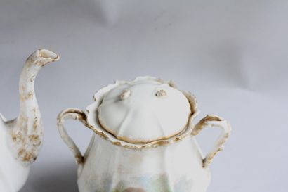 *Partie de service à thé en porcelaine blanche...