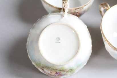*Partie de service à thé en porcelaine blanche...