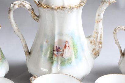*Partie de service à thé en porcelaine blanche...