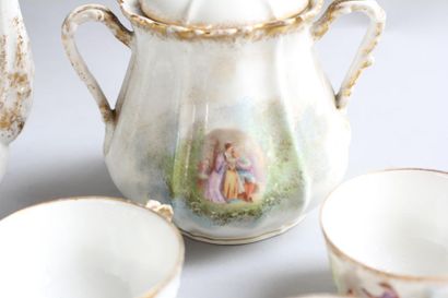 *Partie de service à thé en porcelaine blanche...