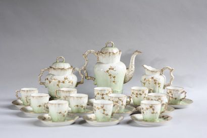 *Partie de sevice à thé en porcelaine blanche...