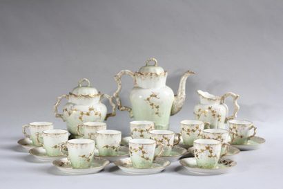 *Partie de sevice à thé en porcelaine blanche...