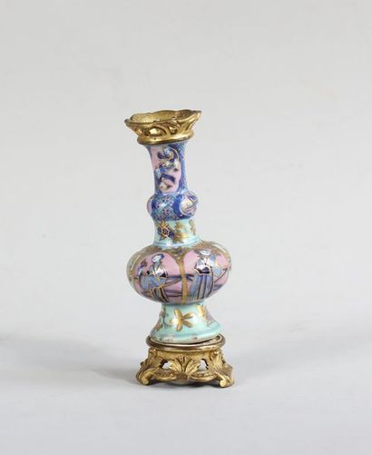 *Petit vase globulaire à long col en porcelaine...