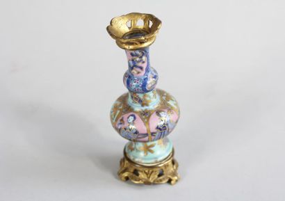 *Petit vase globulaire à long col en porcelaine...