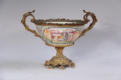 *Coupe en porcelaine à décor de scènes de...