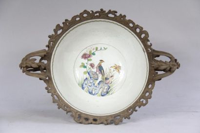 *Coupe en porcelaine à décor de scènes de...