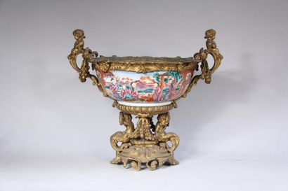 *Coupe en porcelaine polychrome à décor de...