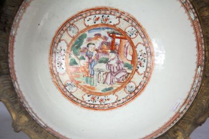 *Coupe en porcelaine polychrome à décor de...