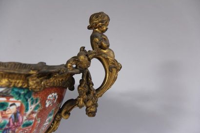 *Coupe en porcelaine polychrome à décor de...