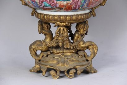 *Coupe en porcelaine polychrome à décor de...