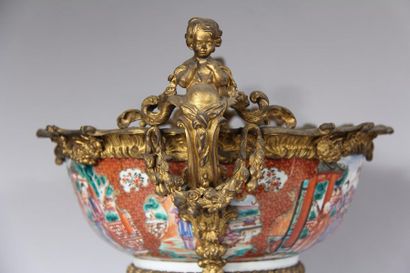 *Coupe en porcelaine polychrome à décor de...