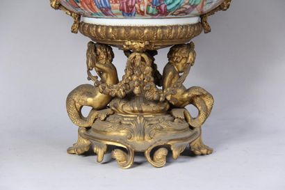 *Coupe en porcelaine polychrome à décor de...