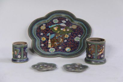 *Nécessaire de toilette en métal cloisonné...