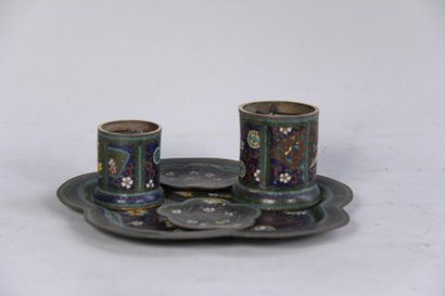 *Nécessaire de toilette en métal cloisonné...
