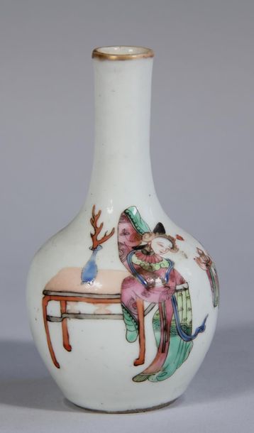 *Vase globulaire à long col en pordelaine...