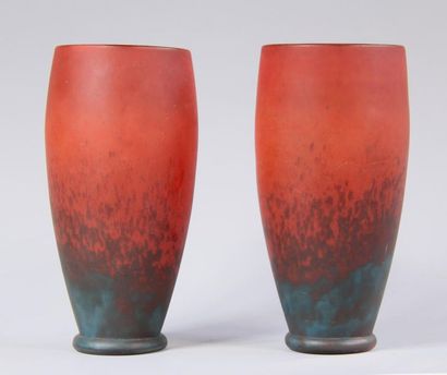 *Paire de vases ovoïdes en verre rouge tacheté,...