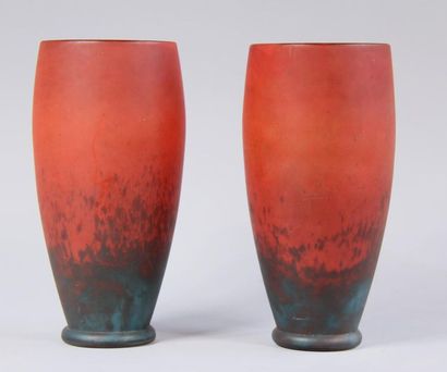 *Paire de vases ovoïdes en verre rouge tacheté,...