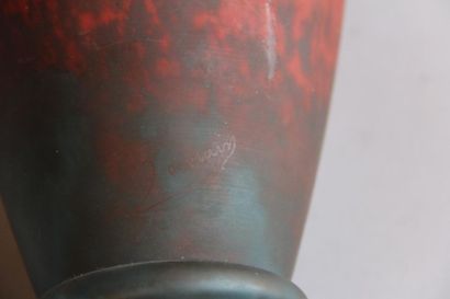 *Paire de vases ovoïdes en verre rouge tacheté,...